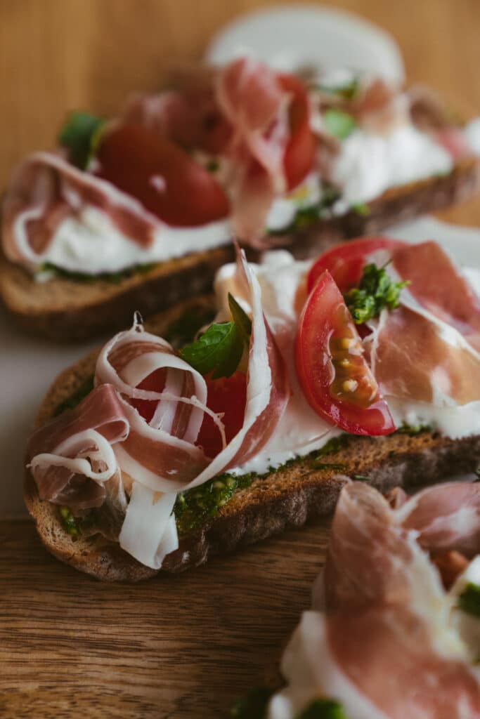 Skrebučiai su stracciatela, vytintu kumpiu ir šviežių žolelių pesto