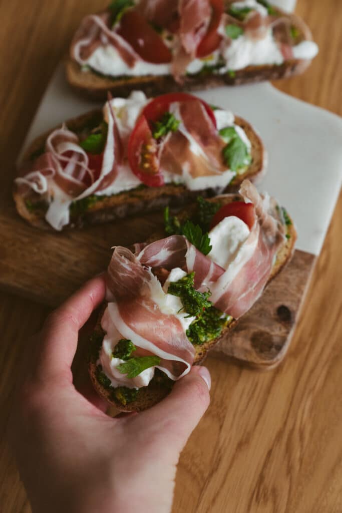 Skrebučiai su stracciatela, vytintu kumpiu ir šviežių žolelių pesto