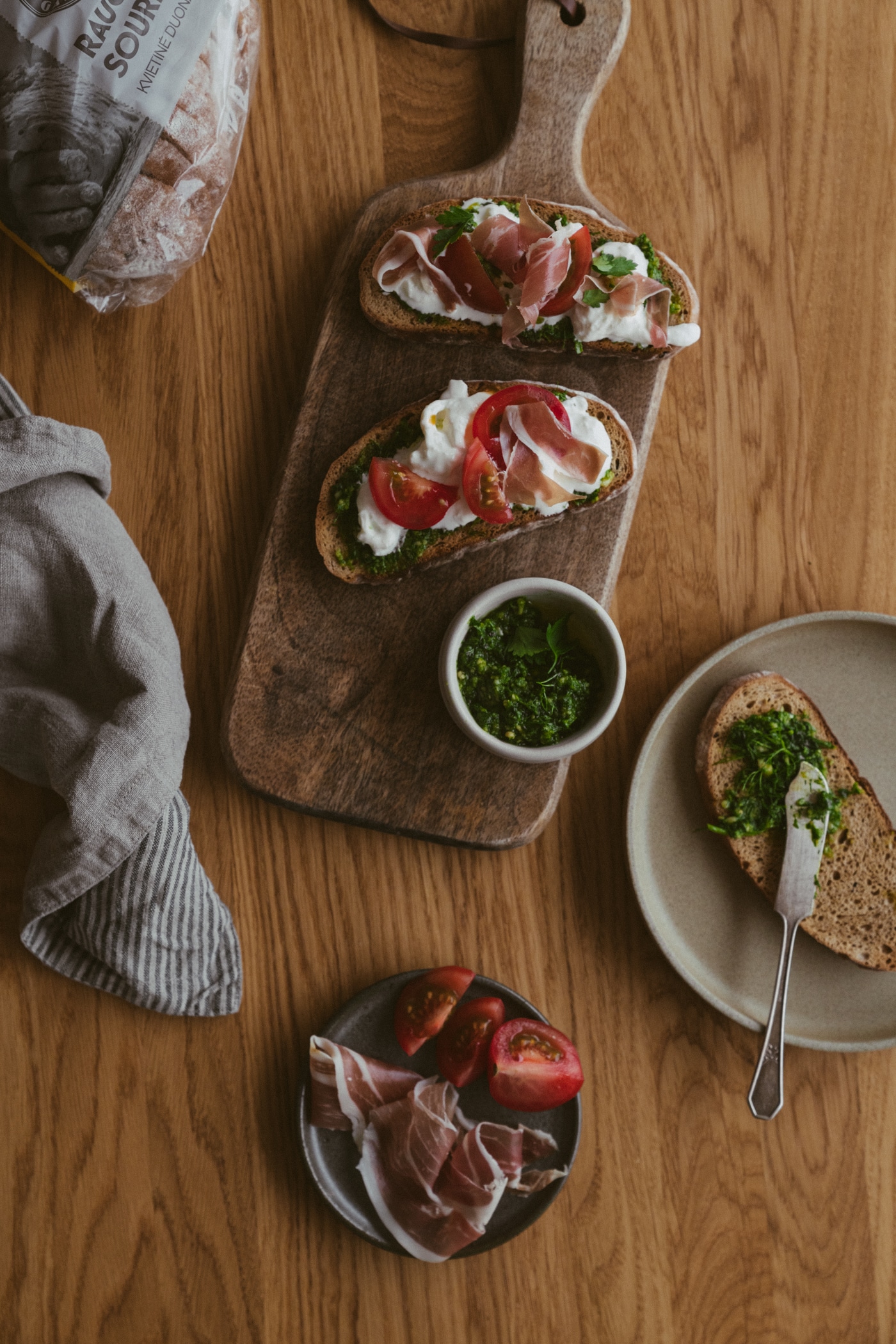 Skrebučiai su stracciatela, vytintu kumpiu ir šviežių žolelių pesto