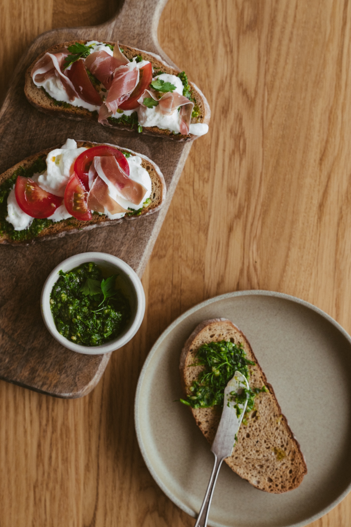 Skrebučiai su stracciatela, vytintu kumpiu ir šviežių žolelių pesto