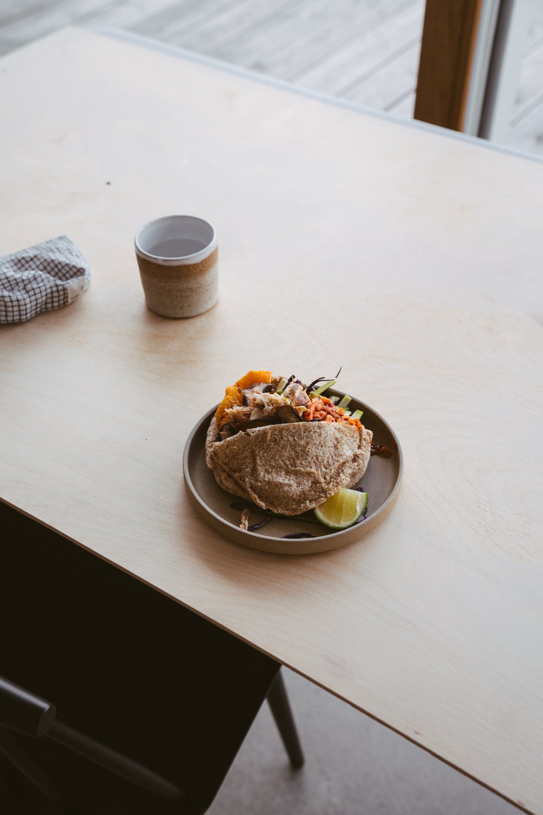 Vištienos ir daržovių pita su fermentuotais kiniškais kopūstais kimchi