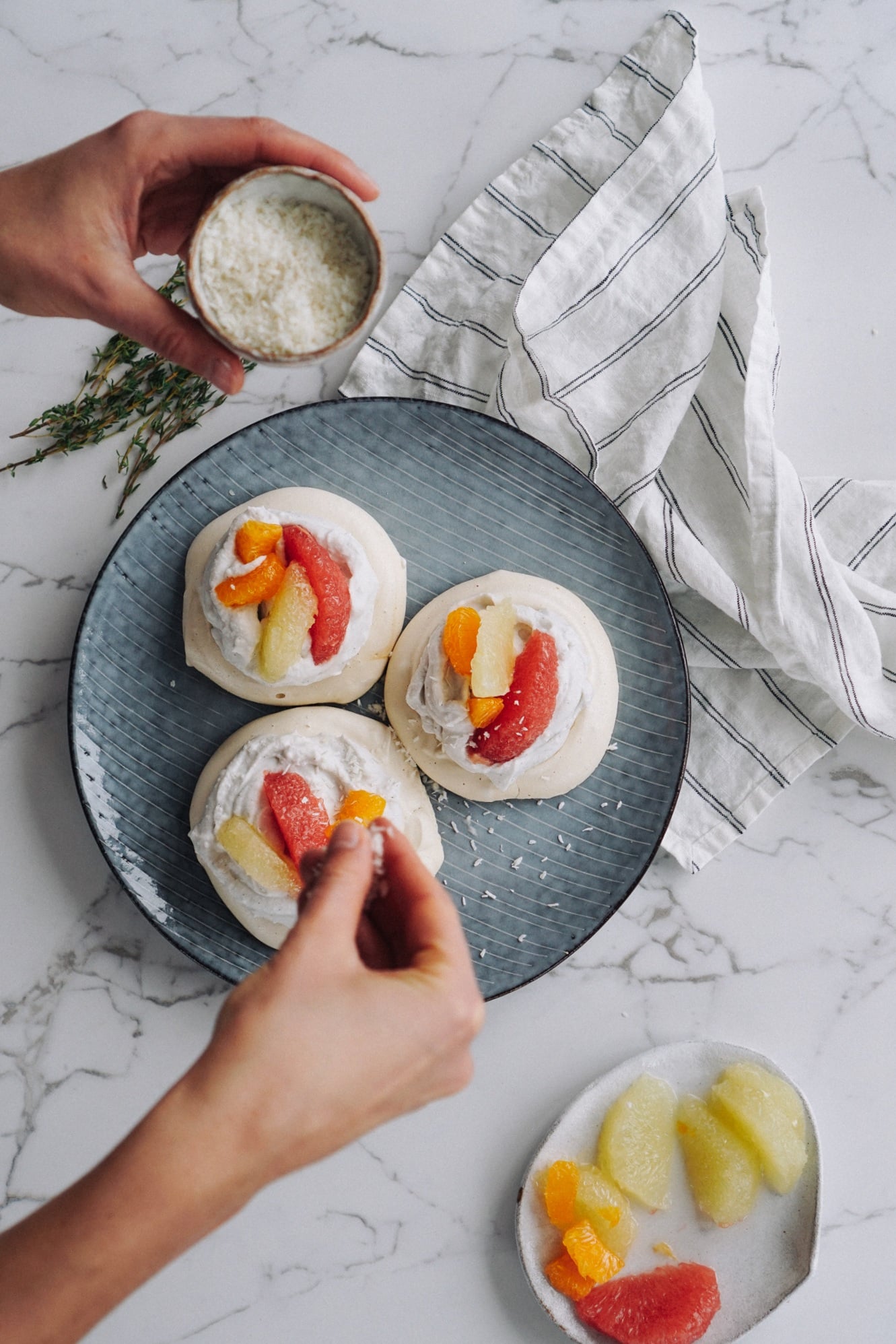 Veganiška pavlova su citrusais, kokosų kremu ir čiobreliais