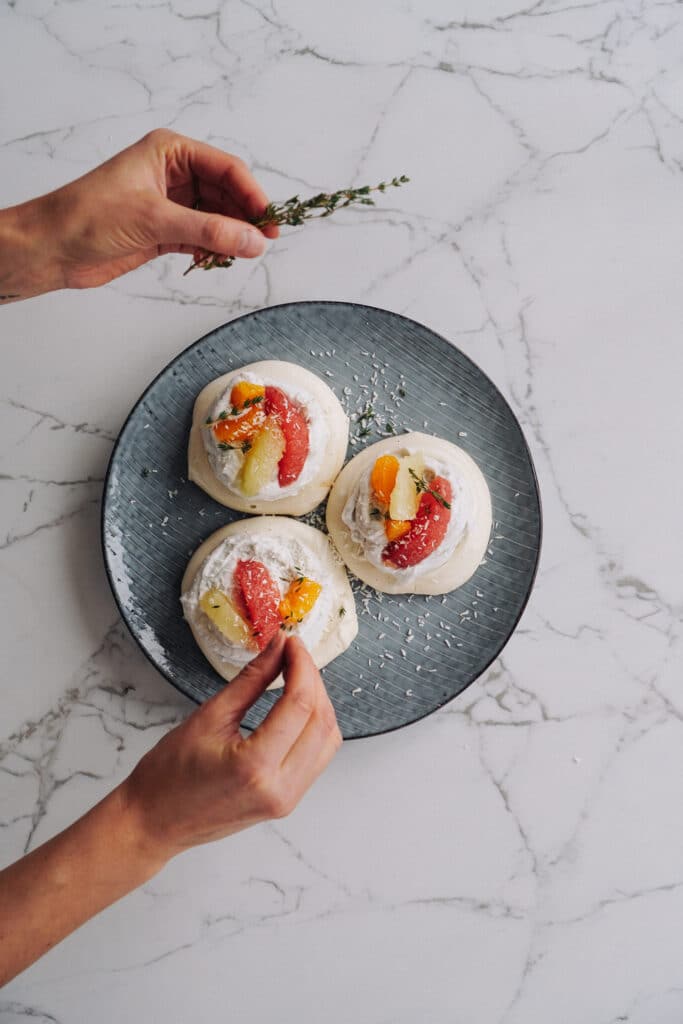 Veganiška pavlova su citrusais, kokosų kremu ir čiobreliais