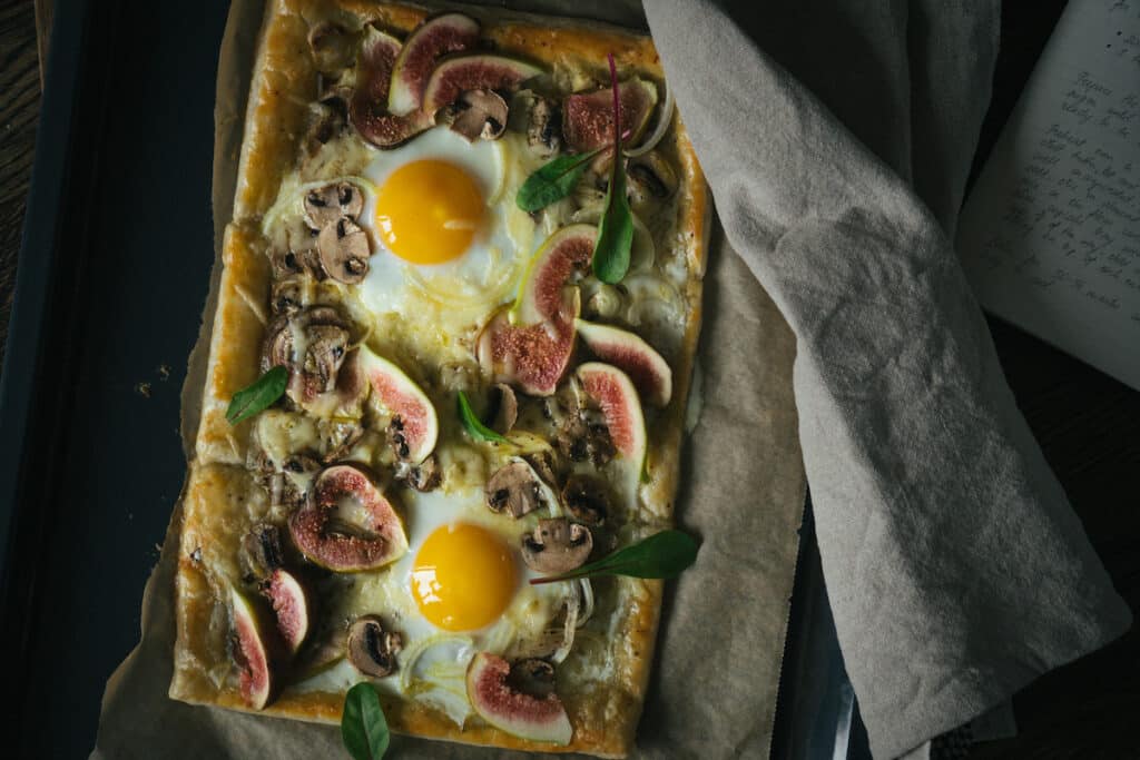 Sluoksniuotos tešlos tarta su gruyere sūriu, figomis ir pievagrybiais