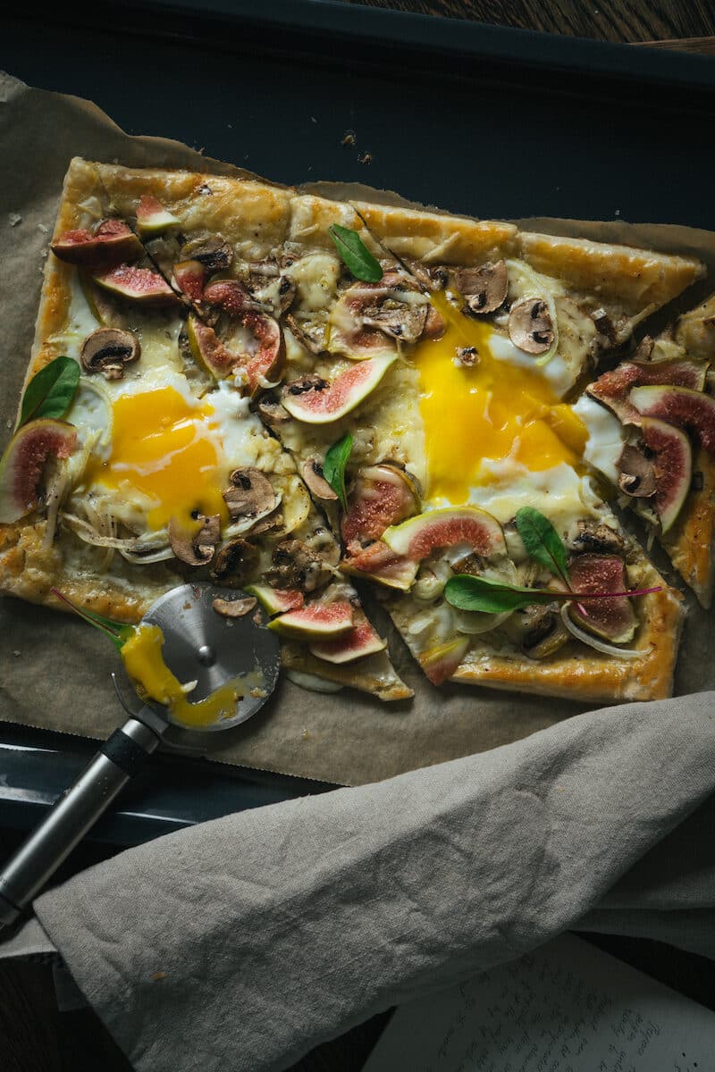 Sluoksniuotos tešlos tarta su gruyere sūriu, figomis ir pievagrybiais