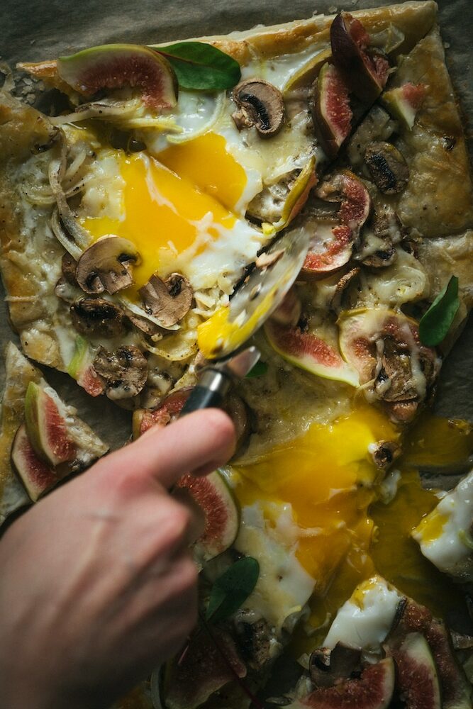 Sluoksniuotos tešlos tarta su gruyere sūriu, figomis ir pievagrybiais