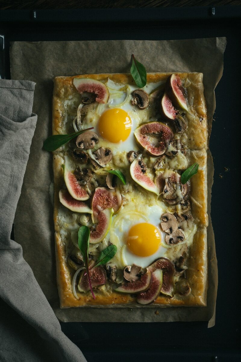 Sluoksniuotos tešlos tarta su gruyere sūriu, figomis ir pievagrybiais